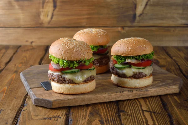 Kahverengi bir arka plan üzerinde taze peynirli burger