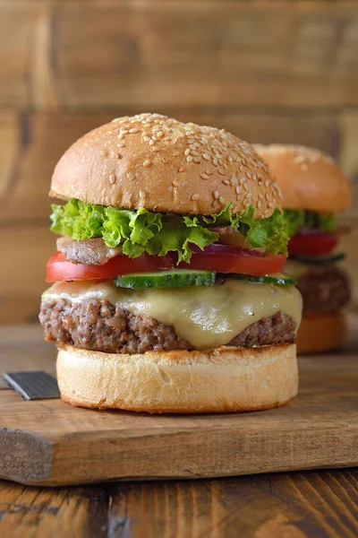 Kahverengi bir arka plan üzerinde taze peynirli burger