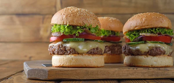 Kahverengi bir arka plan üzerinde taze peynirli burger