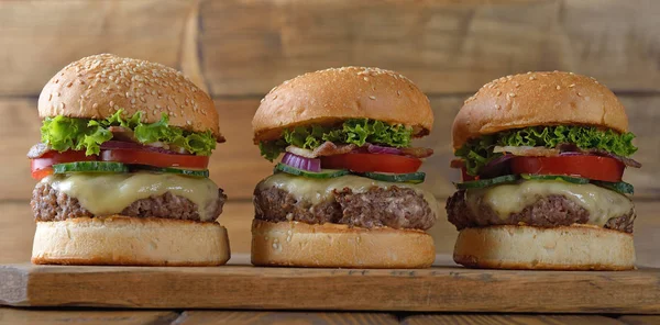 Kahverengi bir arka plan üzerinde taze peynirli burger