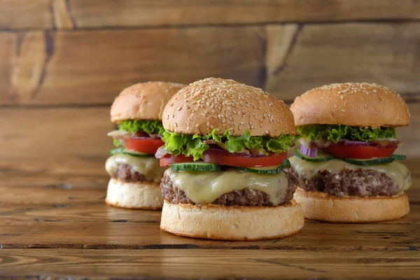 Kahverengi bir arka plan üzerinde taze peynirli burger