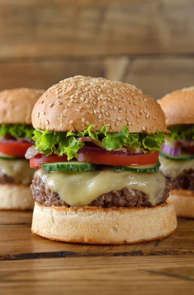 Kahverengi bir arka plan üzerinde taze peynirli burger