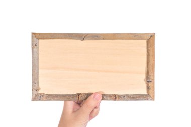ahşap çerçeve beyaz arka plan üzerinde izole tutan el