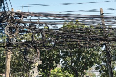 elektrik direkleri darmadağın tel