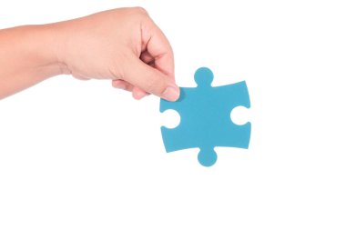 Beyaz arka plan üzerinde izole jigsaw tutan el