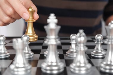 Altın satranç taşları oynarken el kadın