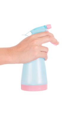 Beyaz arka plan üzerinde izole bir sprey şişesi tutan el