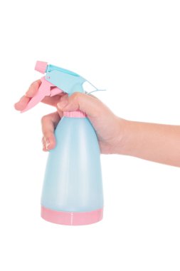 Beyaz arka plan üzerinde izole bir sprey şişesi tutan el