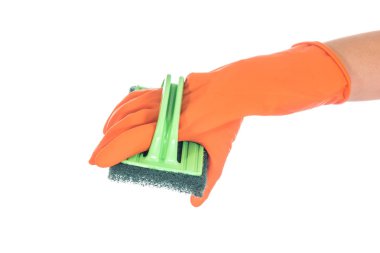 Turuncu eldiven beyaz arka plan üzerinde izole yıkama fırçası tutan el