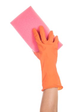 Beyaz arka plan üzerinde izole pembe sünger ile turuncu eldiven El