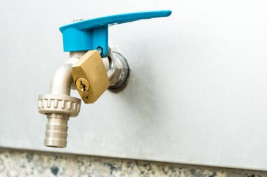 duvarda kilitli musluk