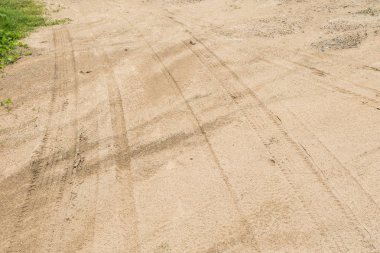 tekerlek izleri toprak zeminde