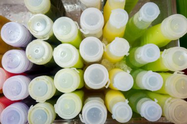 buz ile akrilik kutusundaki renkli suyu şişe üstten görünüm