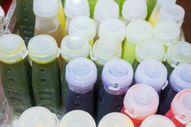 renkli suyu şişe buz ile akrilik kutusunda satırları