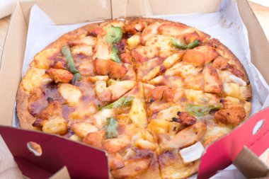 dilim taze lezzetli teslimat pizza kutusunda