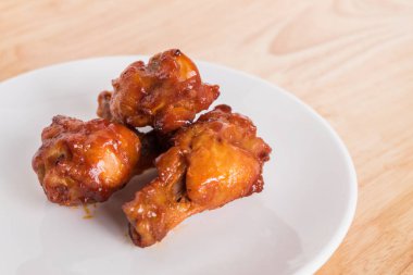 ızgara tavuk kanadı'nda beyaz tabak