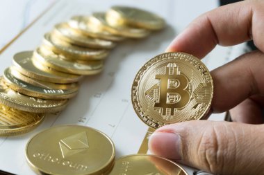 Bitcoin ve takvim arka plan, cryptocurrency paraları tutan adam el