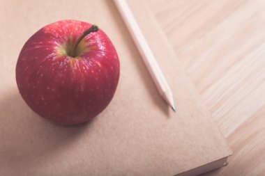 yığın kitap üzerinde elma