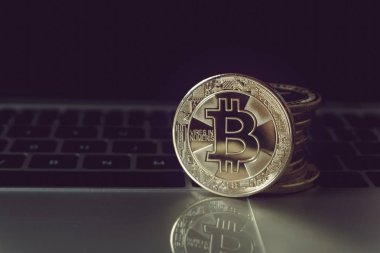 dizüstü bilgisayar klavye üzerinde altın cryptocurrency bitcoin