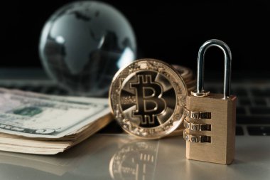 kilit ve dizüstü bilgisayar klavye üzerinde altın cryptocurrency bitcoin yastık