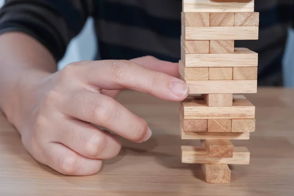 Kvinna Hand Bort Trä Bar Från Stacken — Stockfoto