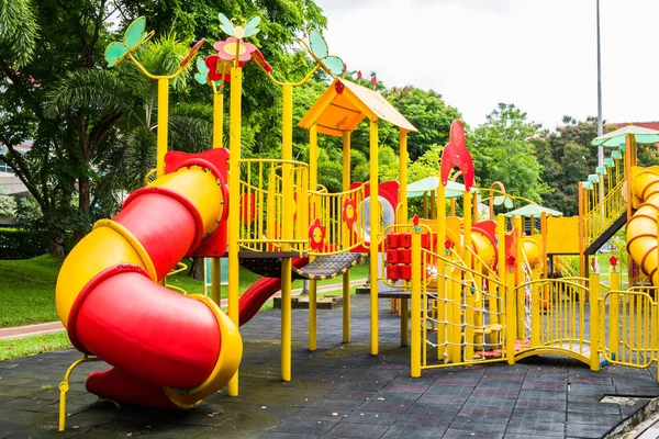 Kinderspielplatz Öffentlichen Park — Stockfoto