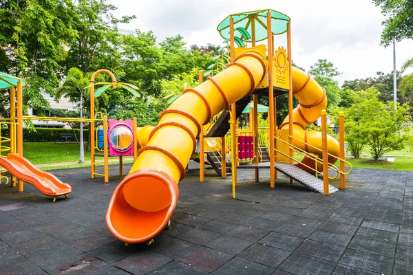 Kinderspielplatz Öffentlichen Park — Stockfoto