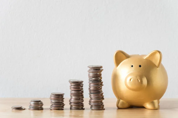 Stapel Münzen Mit Goldenem Sparschwein Auf Dem Tisch — Stockfoto