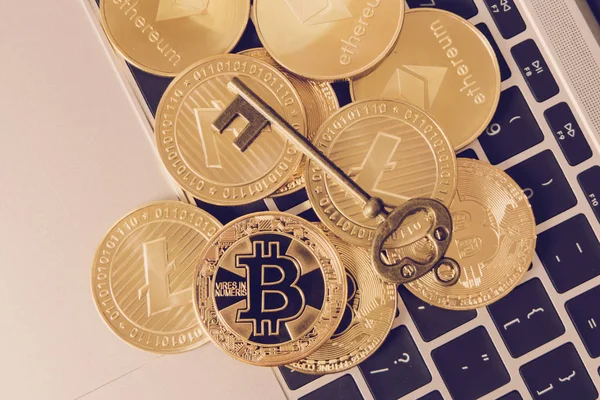 dizüstü bilgisayar klavye üzerinde altın cryptocurrency bitcoin