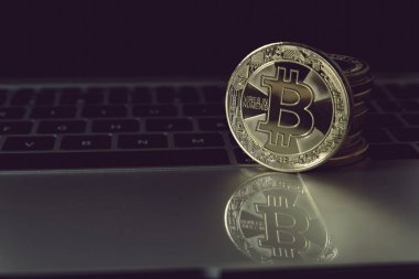 dizüstü bilgisayar klavye üzerinde altın cryptocurrency bitcoin