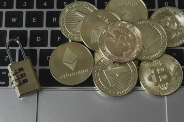 dizüstü bilgisayar klavye üzerinde altın cryptocurrency bitcoin