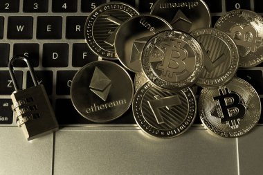 dizüstü bilgisayar klavye üzerinde altın cryptocurrency bitcoin