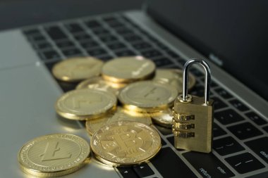 kilit ve dizüstü bilgisayar klavye üzerinde altın cryptocurrency bitcoin yastık