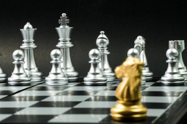 altın ve beyaz satranç takımı gemide, siyah arka plan