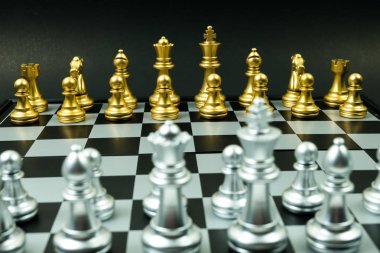 altın ve beyaz satranç takımı gemide, siyah arka plan