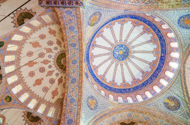 Istanbul, Türkiye - 22 Ağustos 2013: İç ünlü Sultanahmet Camii, Istanbul, Türkiye
