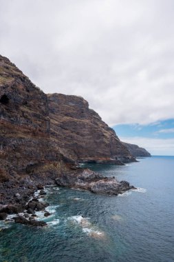 Volkanik kıyı şeridi ve kayalıklarla Tijarafe, La Palma, Canary Islands, İspanya.