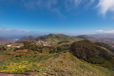 Tenerife adasında Jardina bakış açısı. Arka planda Las Mercedes ve La Laguna Köyü 