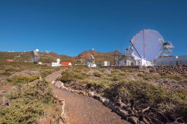 La Palma, İspanya - 30 Mayıs 2018: Orm Gözlemevi Roque de los muchachos, Kanarya Adaları, İspanya'nın Magic Gamma ray teleskop.