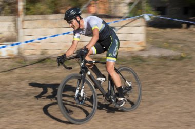 Burgos, İspanya - 12 Ekim 2017: Burgos, İspanya Fresno de Rodilla II Cyclocross etkinliğinde bir bisikletçi yarışıyor.