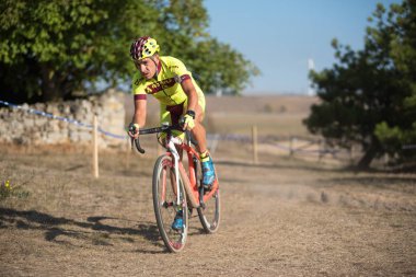 Burgos, İspanya - 12 Ekim 2017: Burgos, İspanya Fresno de Rodilla II Cyclocross etkinliğinde bir bisikletçi yarışıyor.