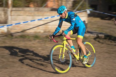 Burgos, İspanya - 12 Ekim 2017: Burgos, İspanya Fresno de Rodilla II Cyclocross etkinliğinde bir bisikletçi yarışıyor.