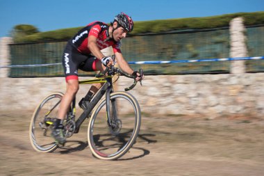 Burgos, İspanya - 12 Ekim 2017: Burgos, İspanya Fresno de Rodilla II Cyclocross etkinliğinde bir bisikletçi yarışıyor.