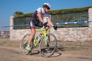 Burgos, İspanya - 12 Ekim 2017: Burgos, İspanya Fresno de Rodilla II Cyclocross etkinliğinde bir bisikletçi yarışıyor.