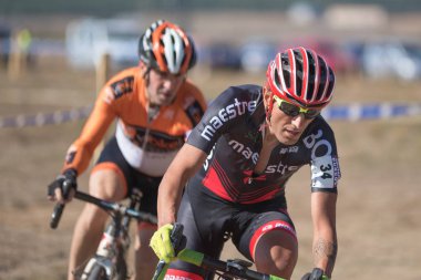 Burgos, İspanya - 12 Ekim 2017: Burgos, İspanya Fresno de Rodilla II Cyclocross etkinliğinde bir bisikletçi yarışıyor.