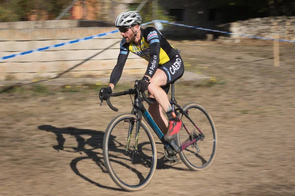 Burgos, İspanya - 12 Ekim 2017: Burgos, İspanya Fresno de Rodilla II Cyclocross etkinliğinde bir bisikletçi yarışıyor.