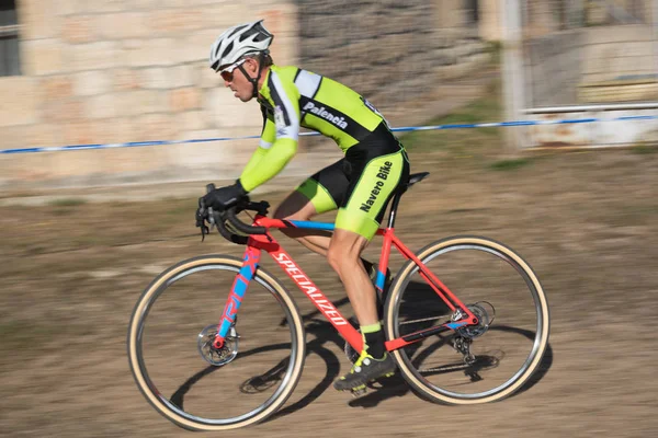 Burgos, İspanya - 12 Ekim 2017: Burgos, İspanya Fresno de Rodilla II Cyclocross etkinliğinde bir bisikletçi yarışıyor.
