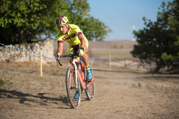 Burgos, İspanya - 12 Ekim 2017: Burgos, İspanya Fresno de Rodilla II Cyclocross etkinliğinde bir bisikletçi yarışıyor.