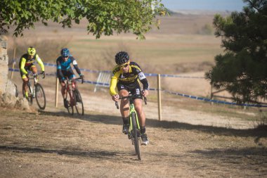 Burgos, İspanya - 12 Ekim 2017: Burgos, İspanya Fresno de Rodilla II Cyclocross etkinliğinde bir bisikletçi yarışıyor.