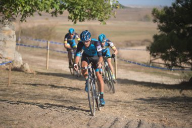 Burgos, İspanya - 12 Ekim 2017: Burgos, İspanya Fresno de Rodilla II Cyclocross etkinliğinde bir bisikletçi yarışıyor.